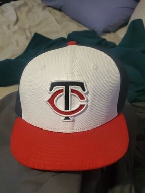 MLB Minnesota Twins New Era Fitted Hat..⚾